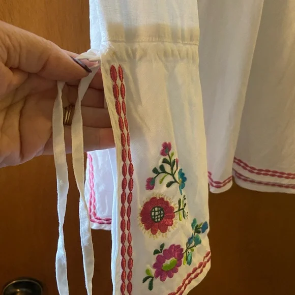 Willi Smith White and Pink Embroidered Bell Sleeve Blouse - Picture 4 of 9